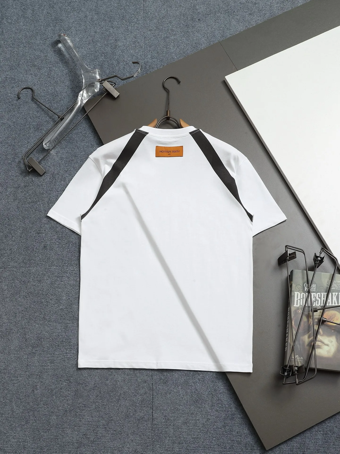 🅿️170 new models are available! 】 Newly upgraded new fabric - high-quality LOUIS V UITTON Louis Vuitton 2025ss latest style leather logo foam round neck short-sleeved T-shirt upper body effect Fabric #300G thick weight double yarn cotton Custom dyeing Threaded neckline is not easy to deform Very comfortable to the touch Super versatile and good-looking short-sleeved Three-label complete Non-market ordinary version Feel free to compare Quality is absolutely guaranteed Same style for men and women Color: Black White Size: XS S M L